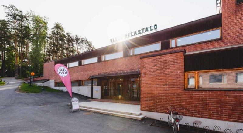 Jyväskylän ylioppilastalo Ilokivi auringonpaisteessa