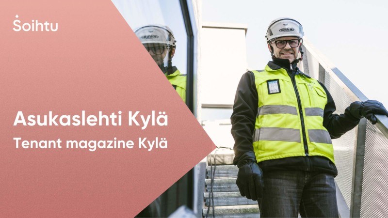Mies seisoo portailla ja katsoo kameraan
