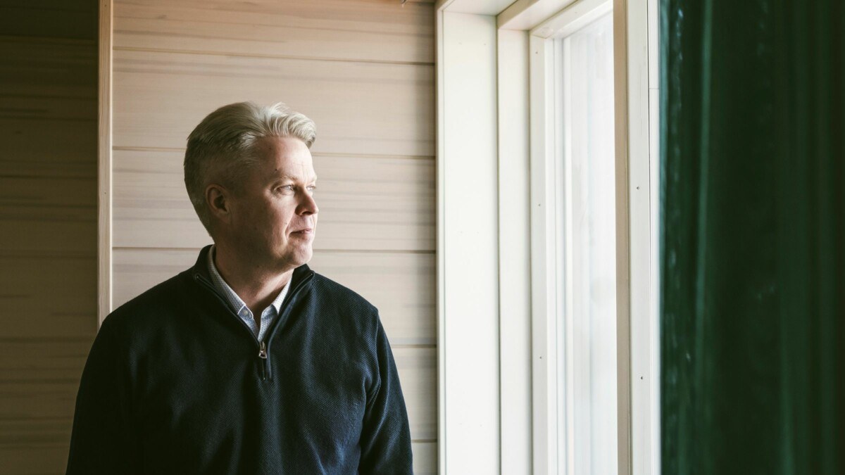 Soihdun toimitusjohtaja Timo Lahtinen seisoo ikkunan ääressä kasvot puolivarjossa. Hän syventyy ajatuksiinsa tai tarkastelee Kortepohjan kaupunginosaa luoden siihen toiveikkaan ja hyväksyvän ilmeen.